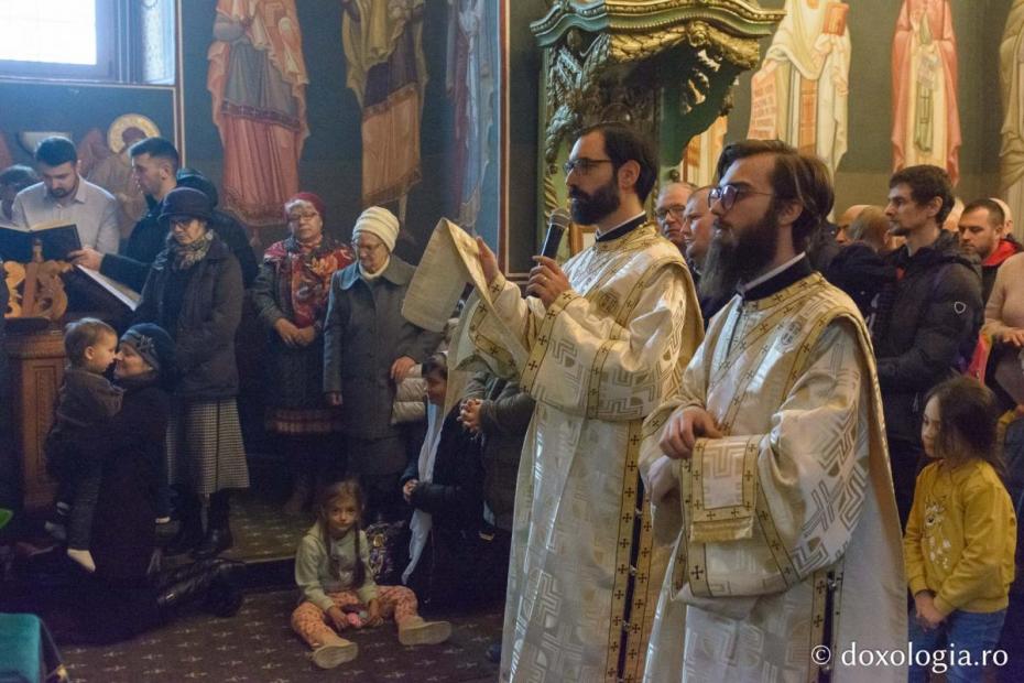 Diaconi, rostind ecteniile / Foto: Mihail Vrăjitoru