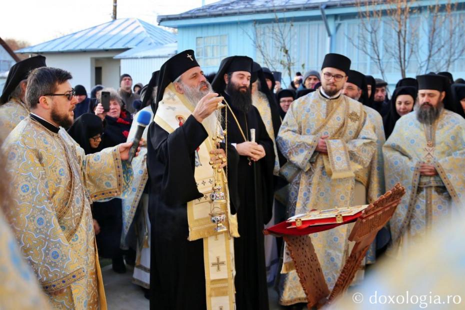 IPS Teofan săvârșind slujba de resfințire a Bisericii „Nașterea Sfântului Ioan Botezătorul” Văratec / Foto: Flavius Popa