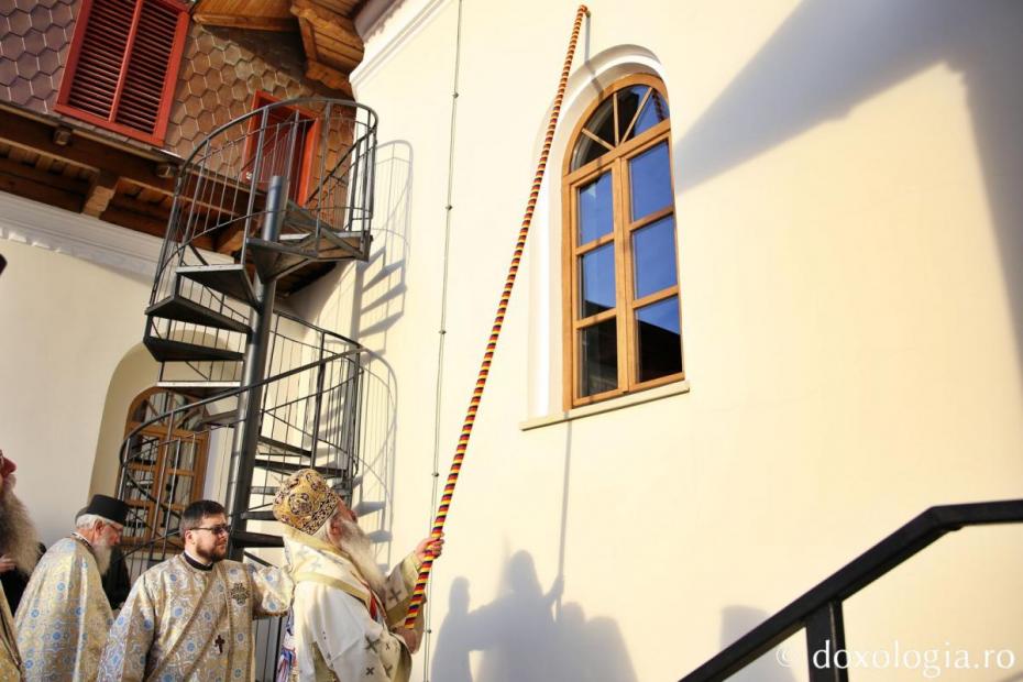 IPS Teofan săvârșind slujba de resfințire a Bisericii „Nașterea Sfântului Ioan Botezătorul” Văratec / Foto: Flavius Popa